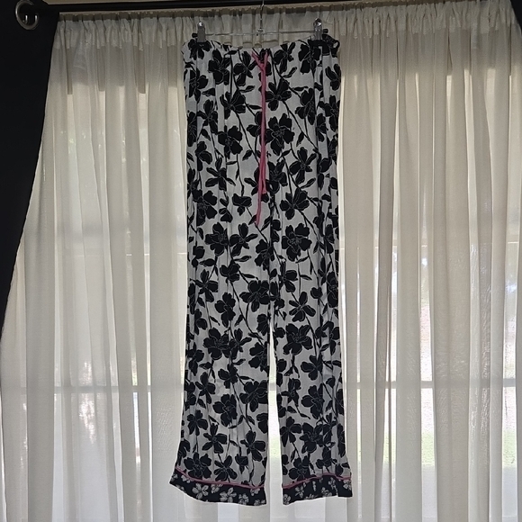 Chic Black Floral Women's Pajama Set - Picture 3 of 4